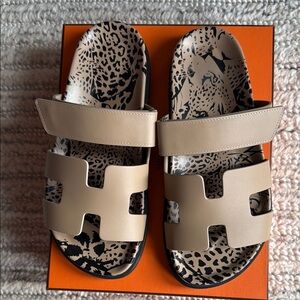 Pre-Owned HERMES CHYPRE Sandals Tan